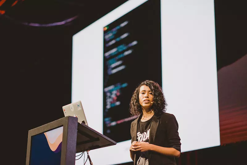 Elizabet Oliveira hablando en React Conf